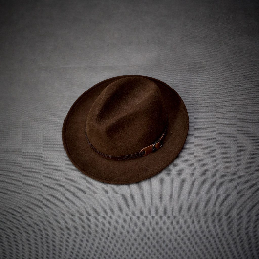 brązowy filcowy kapelusz fedora podstawy jesiennej garderoby facet mężczyzna