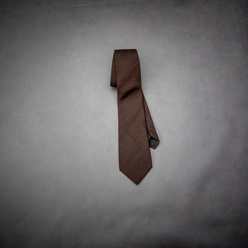 czekoladowy brązowy wełniany krawat podstawy jesiennej garderoby facet mężczyzna