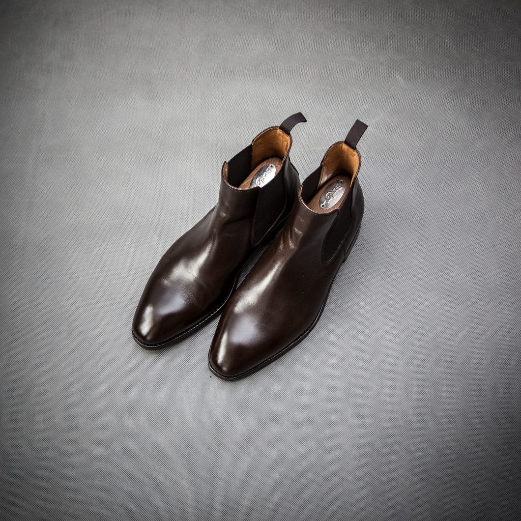 czekoladowe ciemnobrązowe licowe chelsea boots sztyblety podstawy jesiennej garderoby facet mężczyzna
