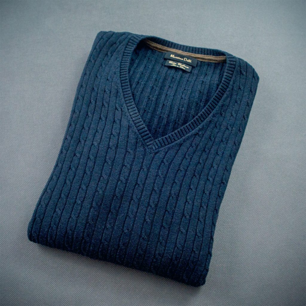 styl preppy podstawy dandycore kapsułkowa garderoba sweter granat v-neck
