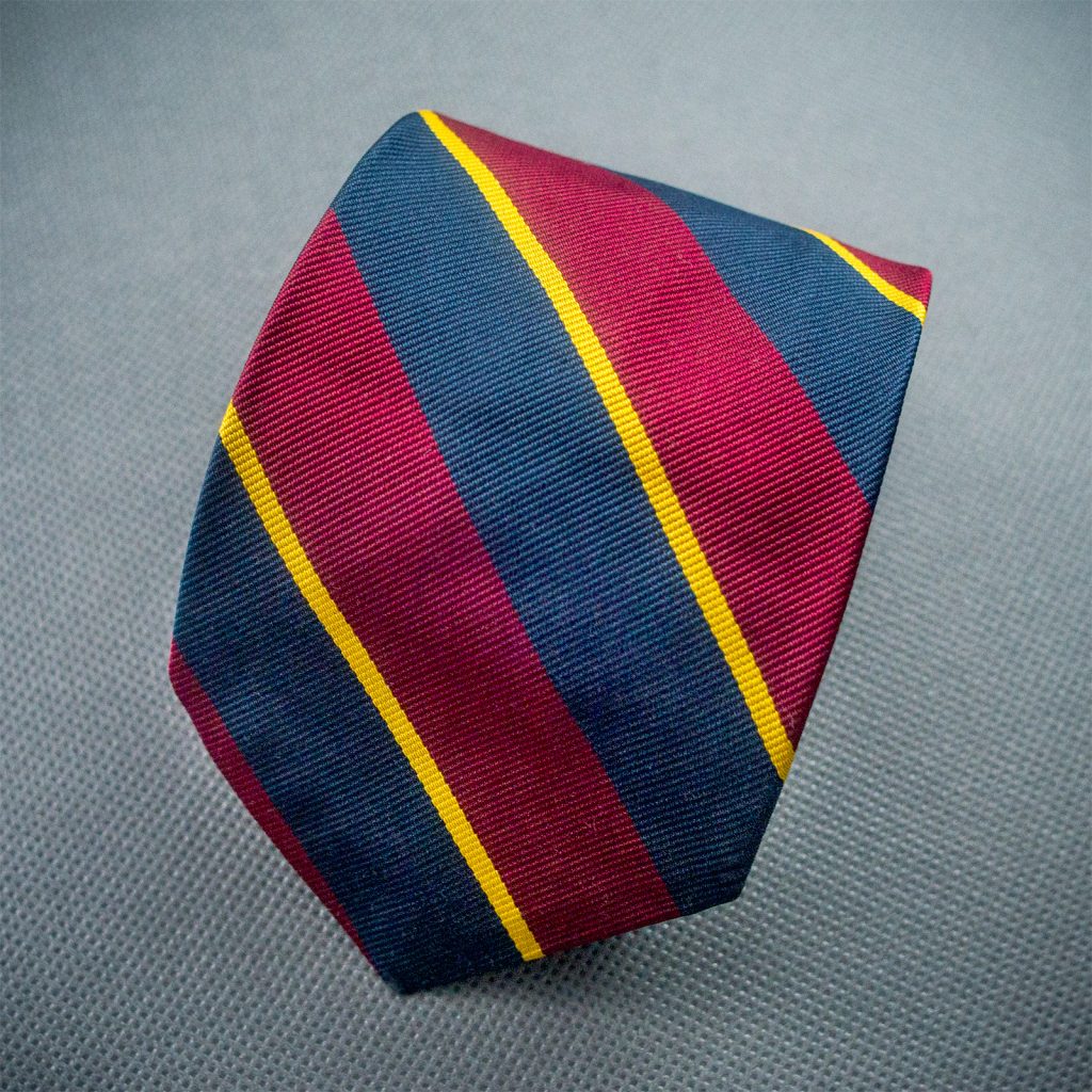 styl preppy podstawy dandycore kapsułkowa garderoba krawat regimental pułkowy brooks brothers