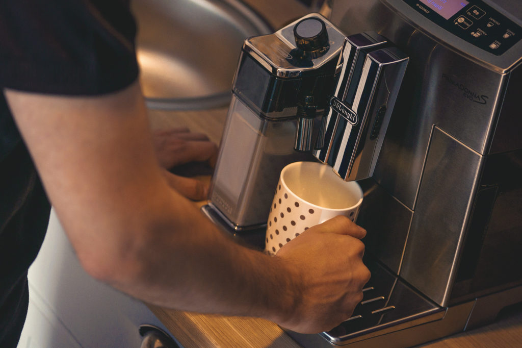 przygotowywanie kawy w automatycznym ekspresie ciśnieniowym