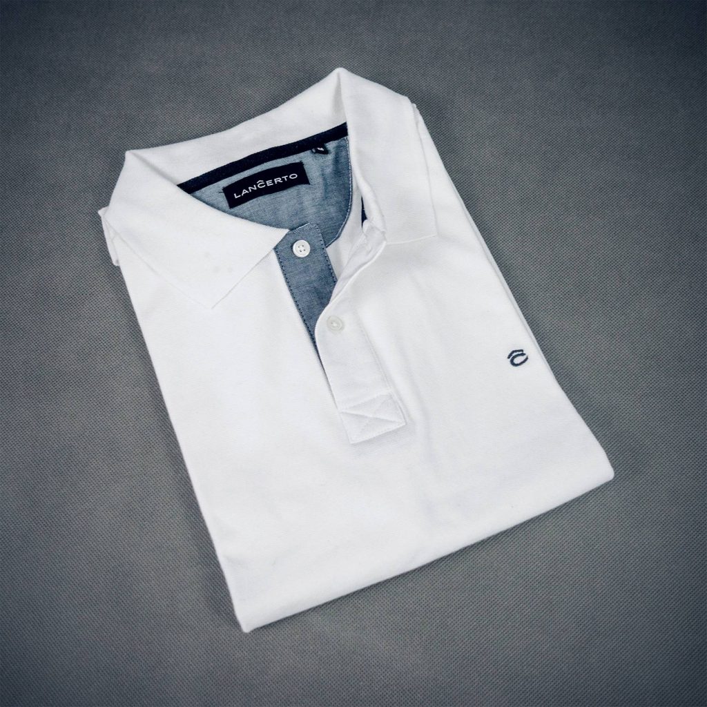 letni styl casual dla mężczyzn kapsułkowa garderoba białe polo koszulka jack lancerto 