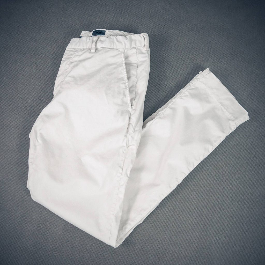 letni styl casual dla mężczyzn kapsułkowa garderoba białe spodnie chino H&M dandycore