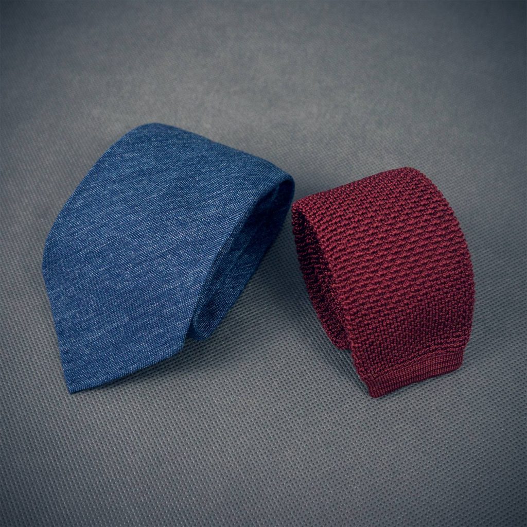 letni styl casual dla mężczyzn kapsułkowa garderoba krawat bez podszewki denimowy bordowy jedwabny knit dandycore
