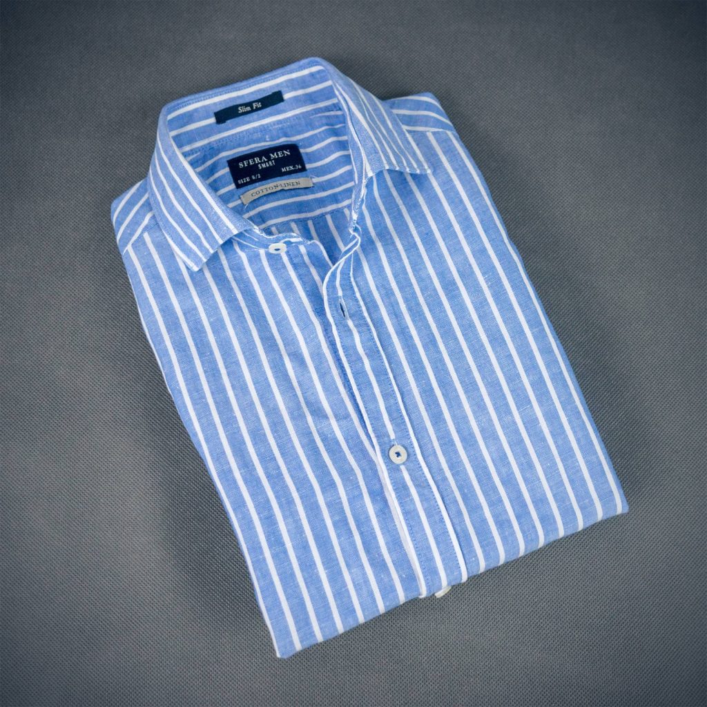 letni styl casual dla mężczyzn kapsułkowa garderoba koszula lniana niebieska w pasy sfera men dandycore