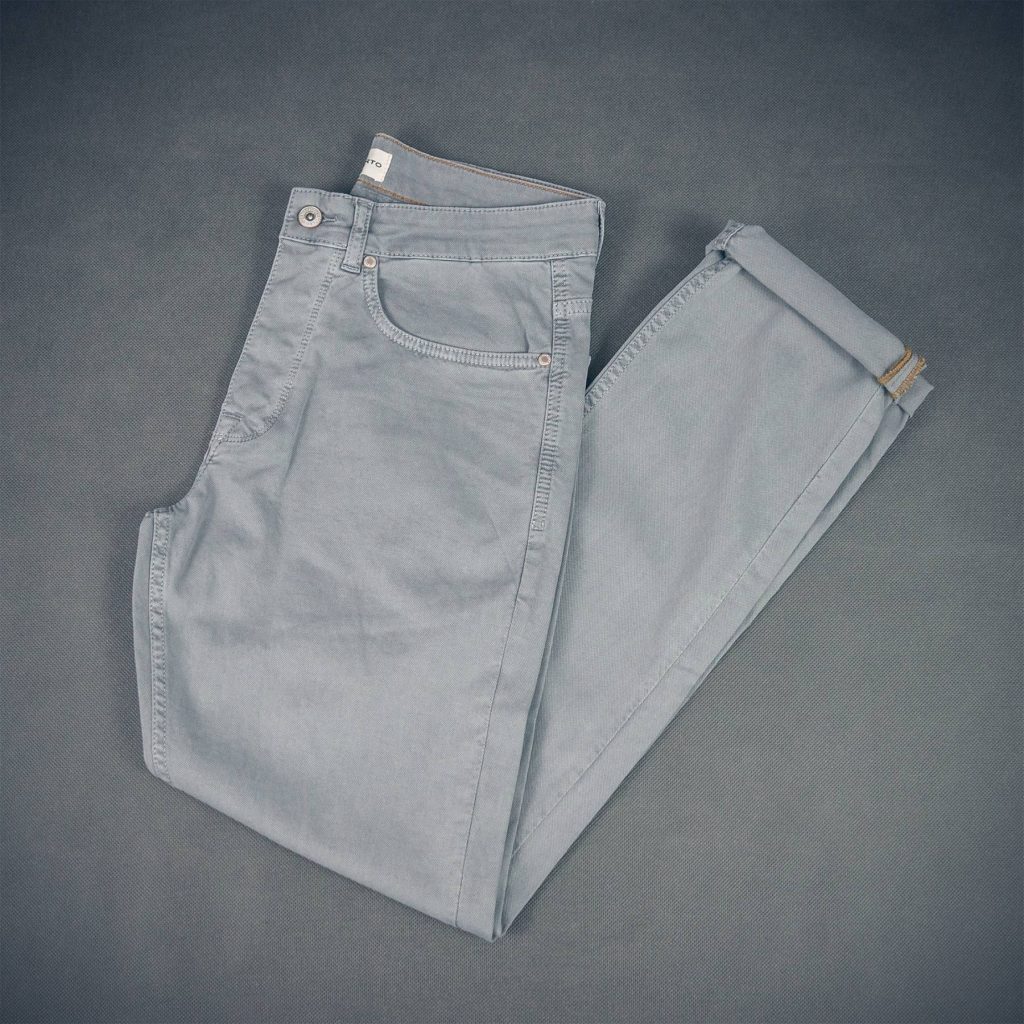 letni styl casual dla mężczyzn kapsułkowa garderoba szare spodnie five pocket femes lancerto