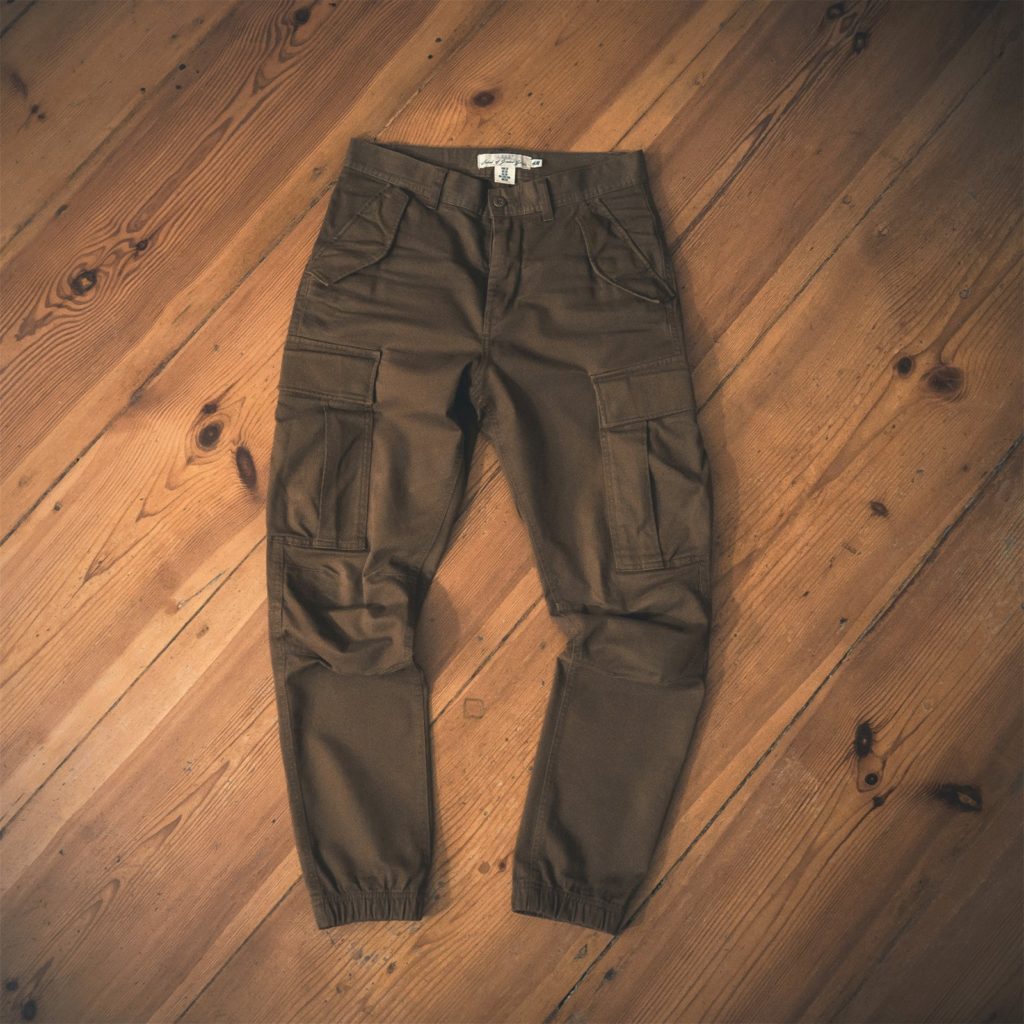 podstawy stylu militarnego dla mężczyzn dandycore moda męska męskie bojówki cargo pants