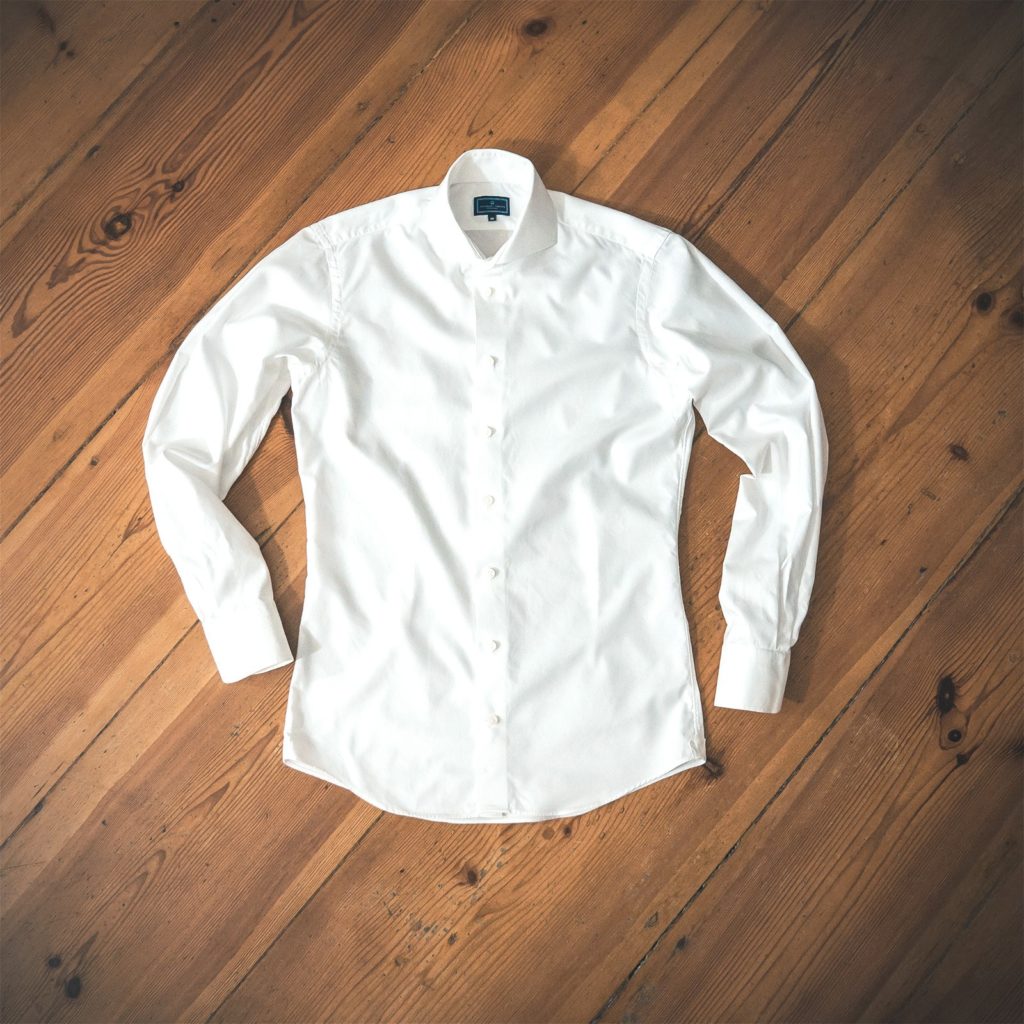 podstawy stylu militarnego dla mężczyzn dandycore moda męska biała koszula oksford z kołnierzem włoskim